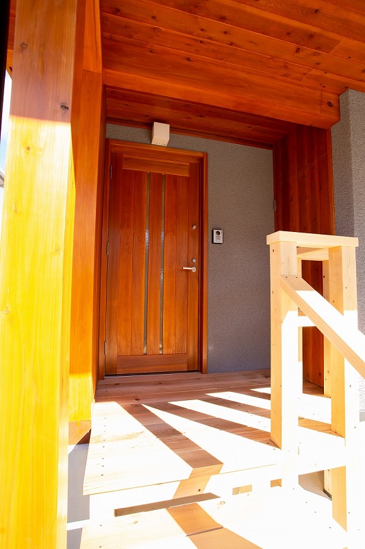 木製ドアの玄関
