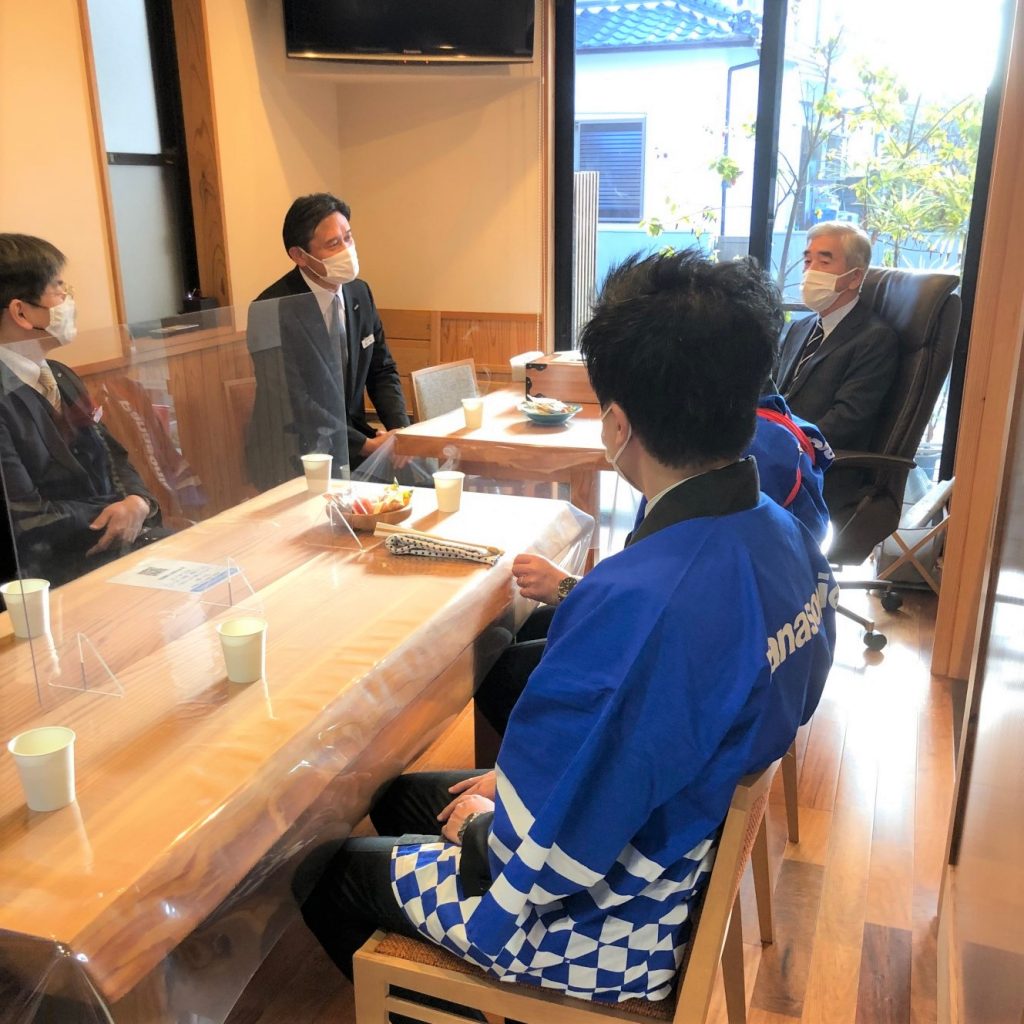 和やかに懇談する社長