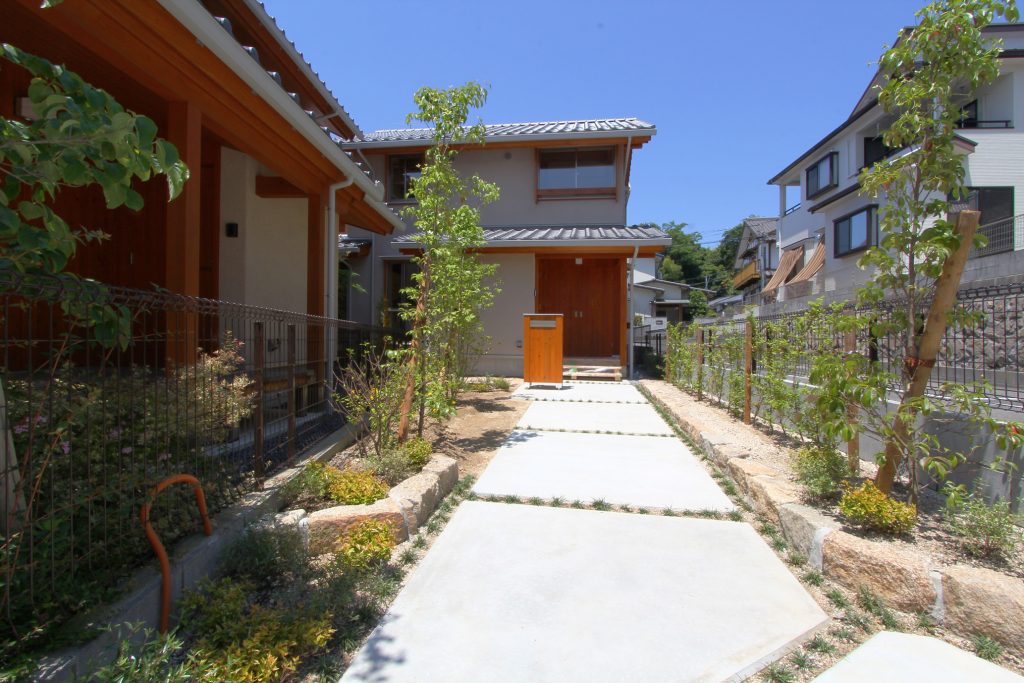 魅力的 長いアプローチの住まい 竹野内建設の家と庭のお話
