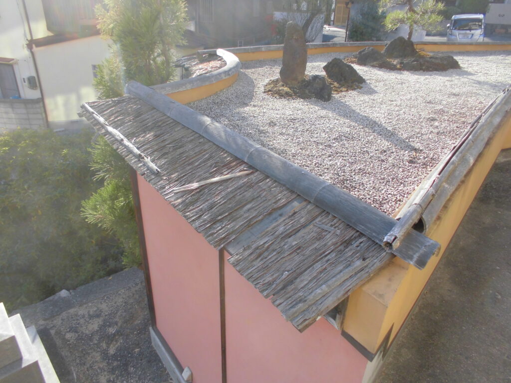 寺の車庫の屋根before